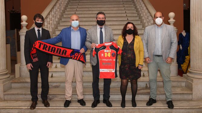 El alcalde de Sevilla, Juan Espadas, posa con la camiseta del Prointegrada Balonmano Triana con los directivos del club y el resto de autoridades municipales.
