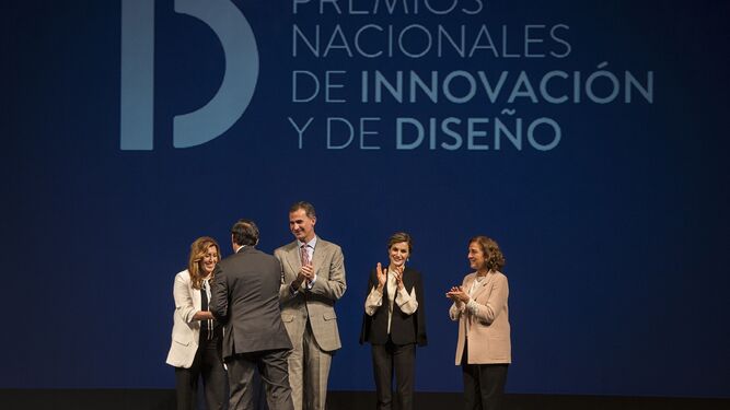 Imagen de archivo del rey Felipe VI tras la entrega del galardón a la Compra Pública Innovadora de los Premios Nacionales de Innovación  2015, al rector de la Universidad de Córdoba, José Carlos Gómez.