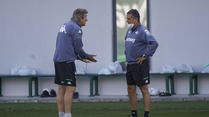 Pellegrini dialoga con Alexis en un entrenamiento.