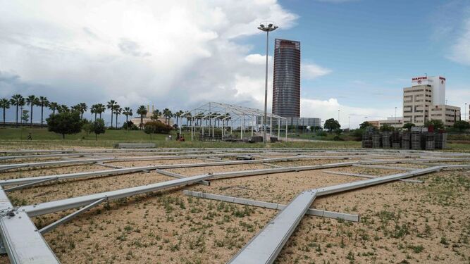 Varias estructuras metálicas en el suelo del Parque Vega de Triana.