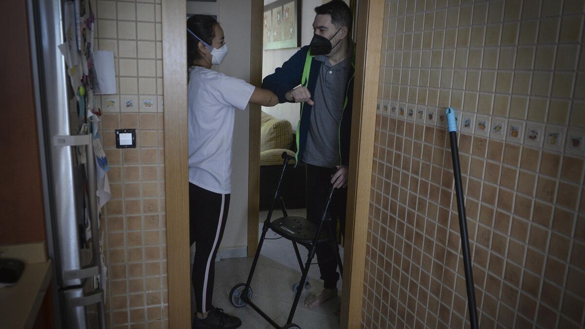 Francisco José Lora saluda a su fisioterapeuta en su casa.