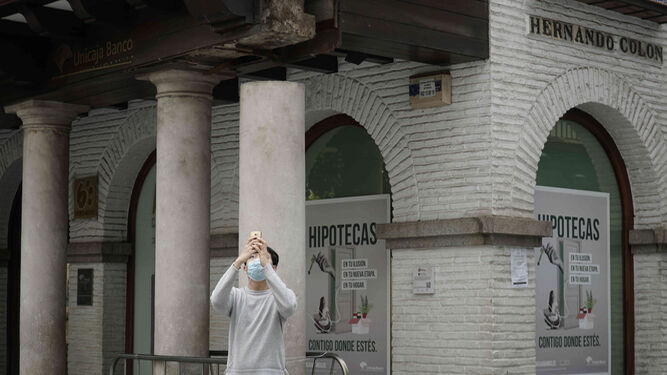 Un turista realiza una foto a la columna dañada.