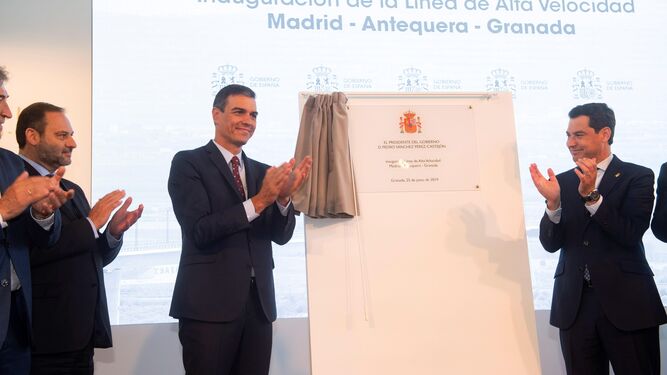 Pedro Sánchez y Juanma Moreno, en la inauguración del AVE a Granada.