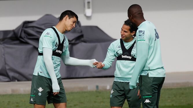 Mandi, con Lainez y Carvalho, en el entrenamiento de este viernes.