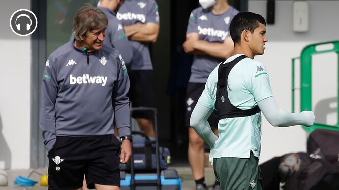 Mandi pasa junto a Pellegrini en el entrenamiento del Betis de este viernes.