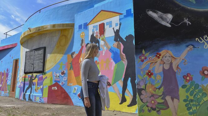 Mural que han pintado los vecinos en la fachada del centro de salud Candelaria con las aspiraciones de estos barrios.