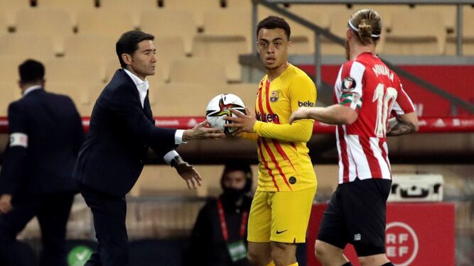 Marcelino le da el balón a Sergiño Dest ante Muniain en su última visita a Sevilla, la final de Copa ante el Barça.
