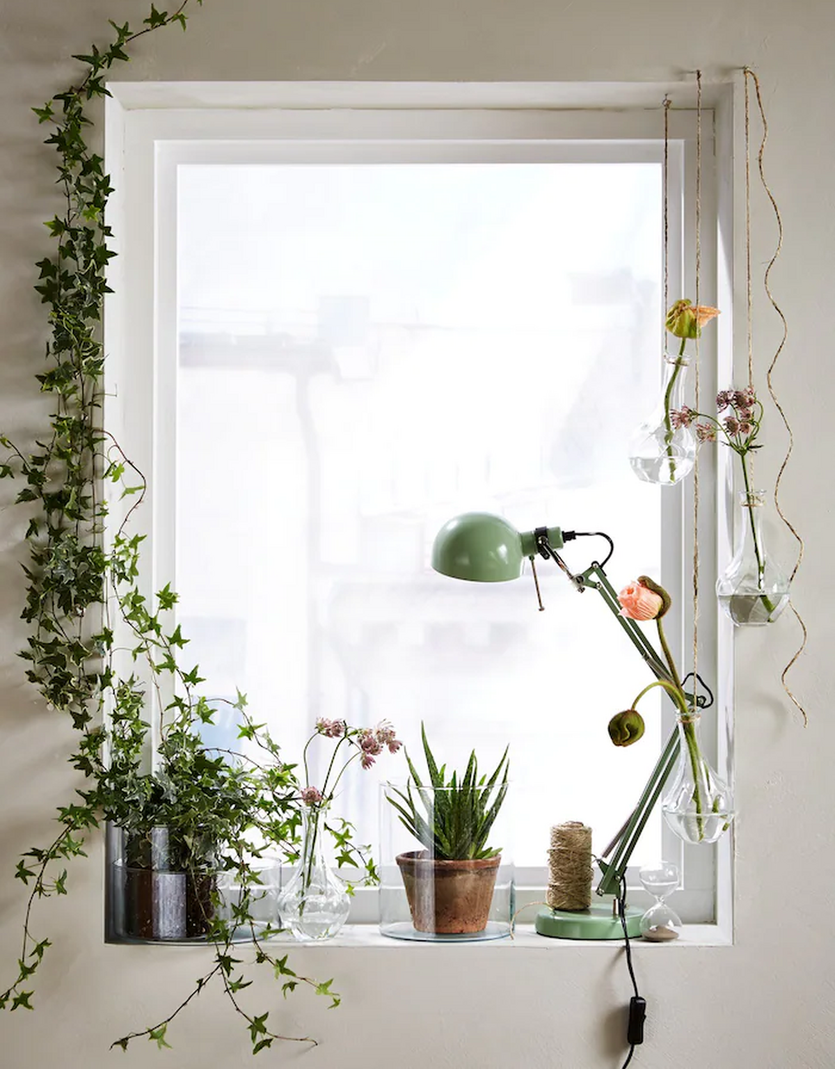 Как задекорировать окно. Декор окна искусственными цветами. Комнатные растения на окне. Украсить окно искусственными цветами. Украшение окна искусственными цветами.