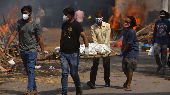 Varias personas llevan un cuerpo en Nueva Delhi