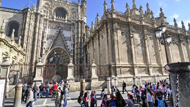 Imagen de archivo de colas de turistas para entrar en la Catedral de Sevilla.