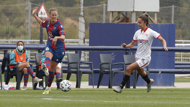 Nagore Calderón presiona a una jugadora del Levante.