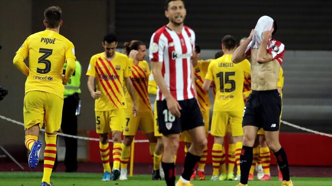 De Marcos y un compañero se desesperan ante un gol del Barça en la final de Copa en La Cartuja.