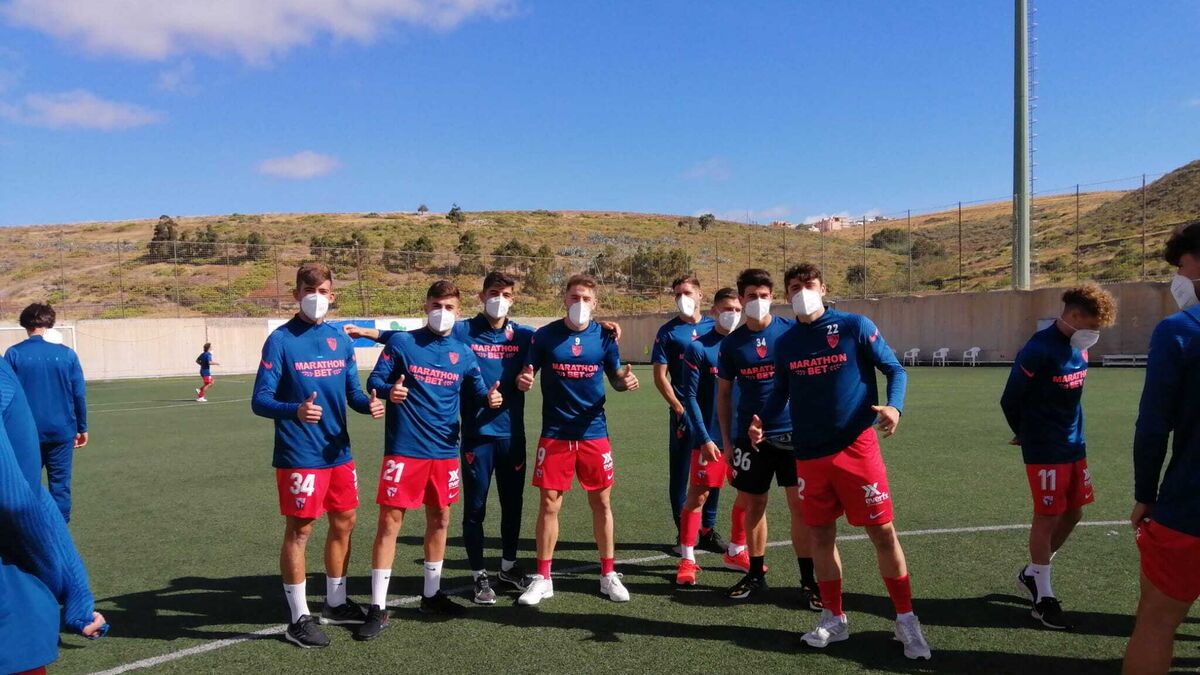 Los futbolistas del Sevilla Atlético saludan sobre el césped artificial del Juan Guedes.