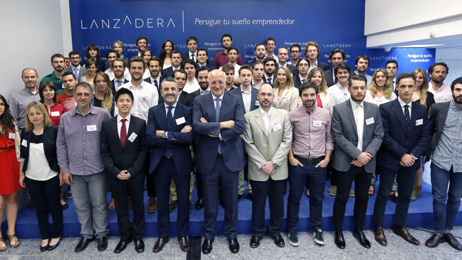 Juan Roig, presidente de Mercadona, posa, en una imagen de archivo, con los participantes en la segunda convocatoria de Lanzadera.