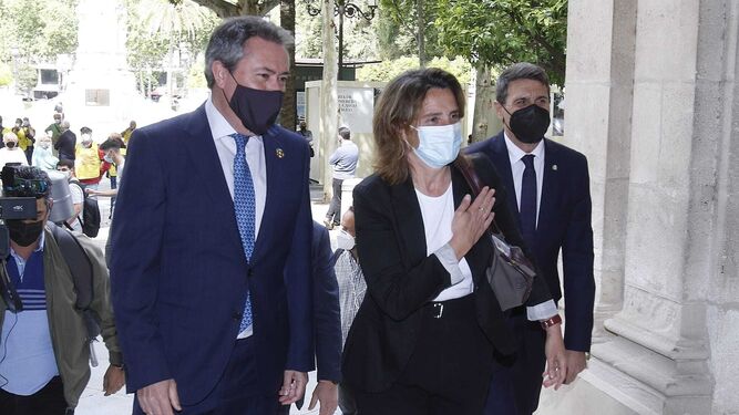 La ministra Teresa Ribera accede al Ayuntamiento de Sevilla junto a Juan Espadas y a Pedro Fernández, delegado del Gobierno.
