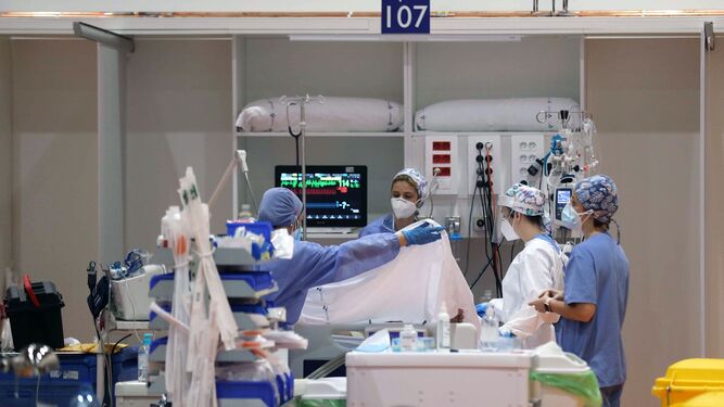 Sanitarios atienden a pacientes graves afectados por Covid-19en la UCI de un hospital.