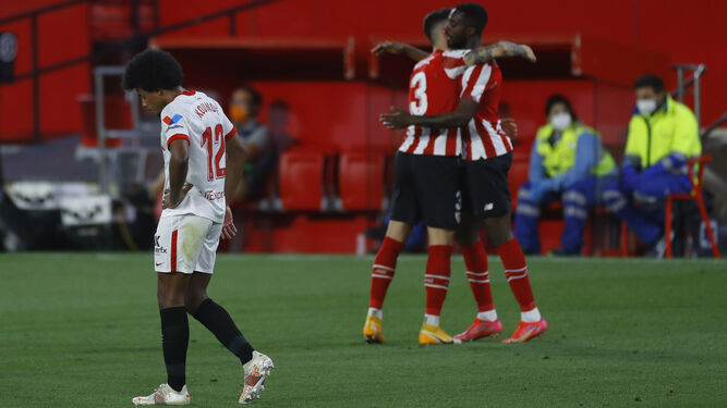 Koundé agacha la cabeza mientras los jugadores del Athletic celebran el gol de Iñaki Williams.