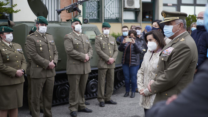 Margarita Robles visita al Regimiento de Infantería América 66 ubicado en Navarra