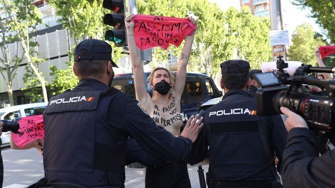 Activistas de Femen protestan en el colegio electoral de Rocío Monasterio