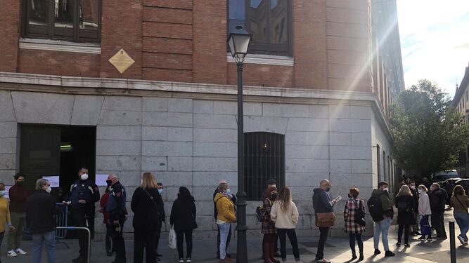 Largas colas en los colegios electorales de Madrid