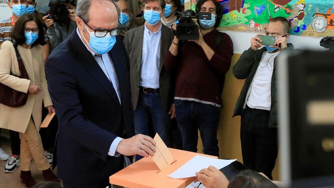 El candidato del PSOE, Ángel Gabilondo, ejerce su derecho al voto en el colegio Joaquín Turina en Madrid.