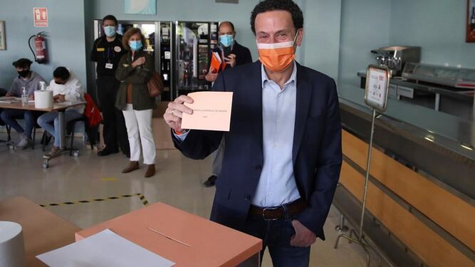 El candidato de Ciudadanos a presidir Madrid, Edmundo Bal, en las urnas