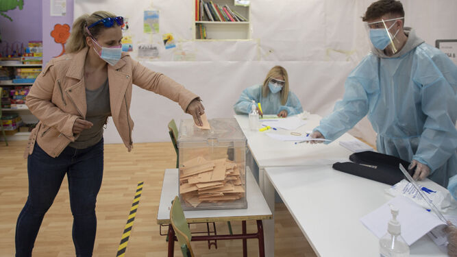 Una afectada por Covid-19 vota en la elecciones autonómicas madrileñas.