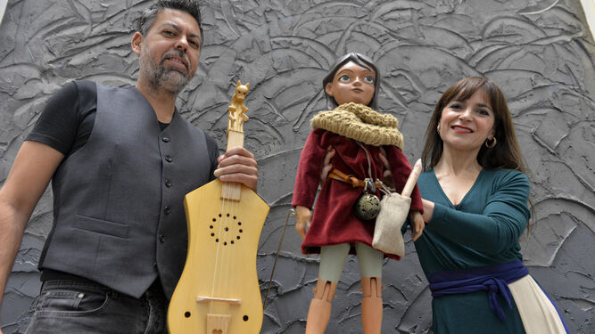 Emilio Villalba y Sara Marina con la marioneta de la pequeña juglaresa.