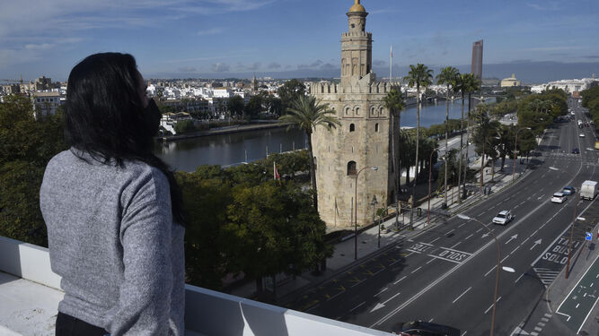 Una mujer observa el tráfico en el Paseo de Cristóbal Colón desde lo alto de un edificio.