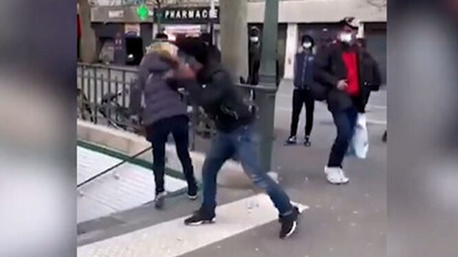 Un español empuja a una mujer en el metro de París.