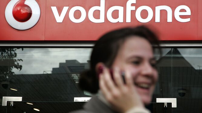 Un hombre pasa delante de una tienda de Vodafone en Londres.
