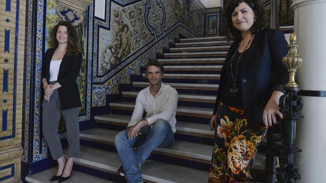Charlotte Serres, Fredrik Hjelm y Noemí Moya en la escalera señorial del Hotel Alfonso XIII, este jueves.