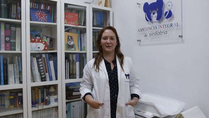 La psicóloga María Ángeles Moreno, en su consulta del centro de Asistencia Integral de pediatría.