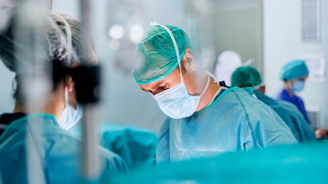 El doctor Pablo Clavel durante una intervención en quirófano en uno de sus centros.