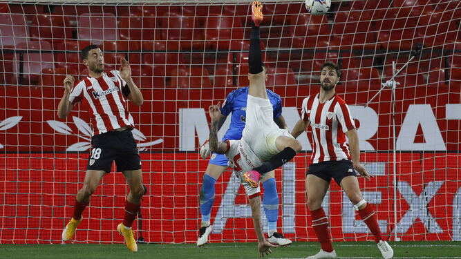 Ocampos remata de chilena ante De Marcos y Yeray en el Sevilla-Athletic.
