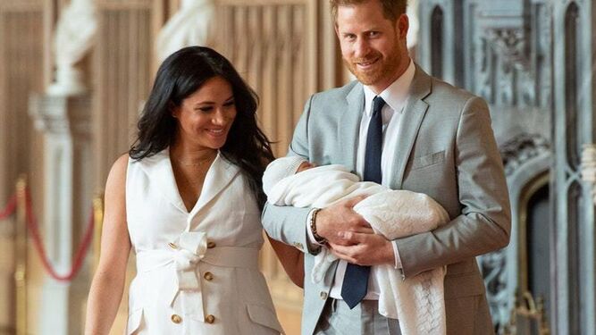 Los duques de Sussex, tras el nacimiento de Archie, presentan el bebé a la prensa.
