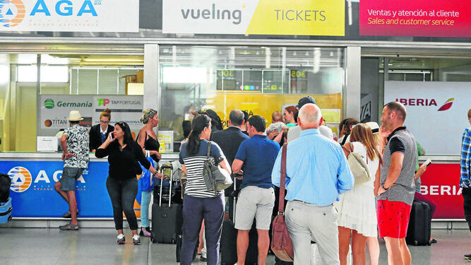 Imagen de archivo de una cola del mostrador de atención al cliente de Vueling , en el aeropuerto de Málaga.