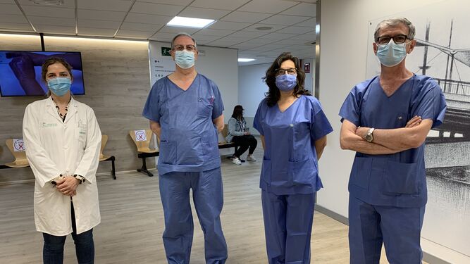 De izquierda a derecha, los doctores María Valle Aguilar, Francisco Márquez, Inmaculada Rodríguez, y Alfredo Polo, miembros de la sección de oncología ginecológica  del hospital.