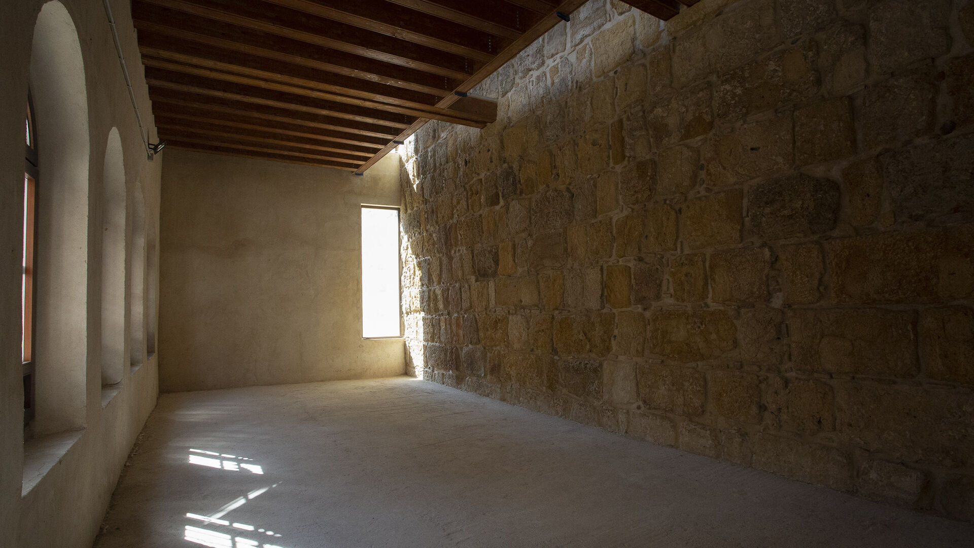 Lienzo de muralla en el interior de la casa perfectamente restaurado.