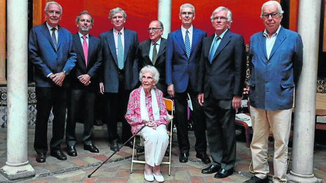 María Asunción Milá, con siete de sus doce hijos en 2019. Manuel está en el centro de la foto, detrás de su madre.