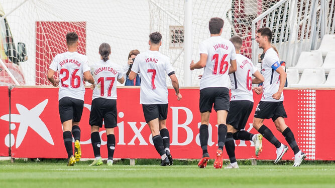 Los futbolistas del Sevilla Atlético celebran un gol de Luismi Cruz.