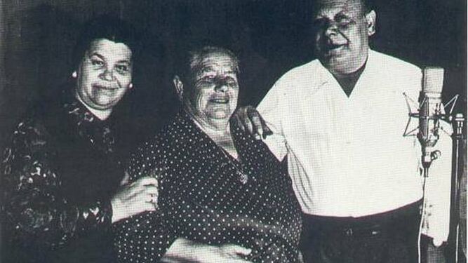 Tío Borrico y La Periñaca, en el centro de la imagen junto a La Perrata, fueron dos de los protagonistas del 'Archivo del cante flamenco'.