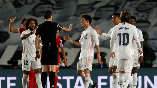Martínez Munuera calma a los jugadores del Madrid, antes de pitar el penalti de Mendy.