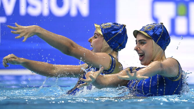 Alisa Ozhogina e Iris Tió, durante su ejercicio en el dúo técnico del Europeo de Budapest.