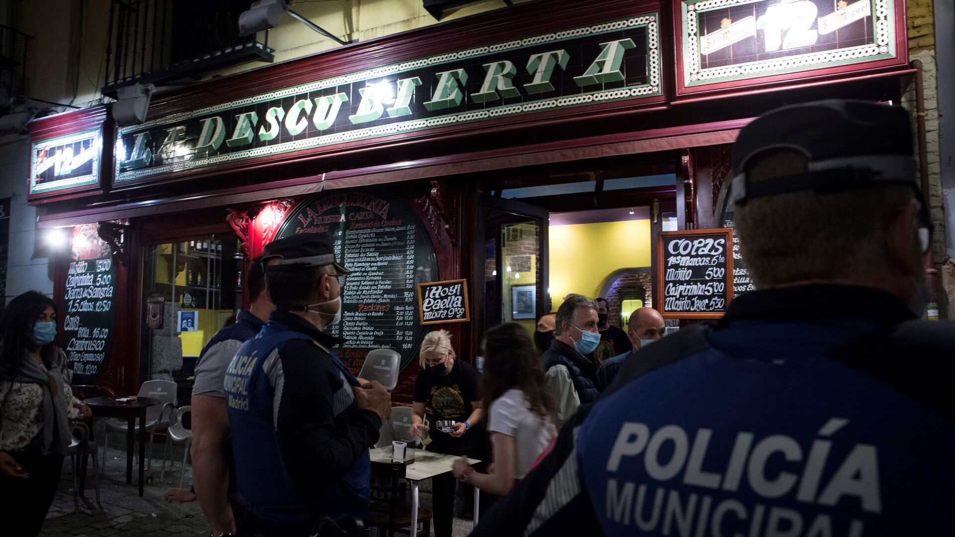 Agentes de la Polic&iacute;a Municipal de Madrid patrullan por el centro de la ciudad para vigilar que bares y restaurantes.