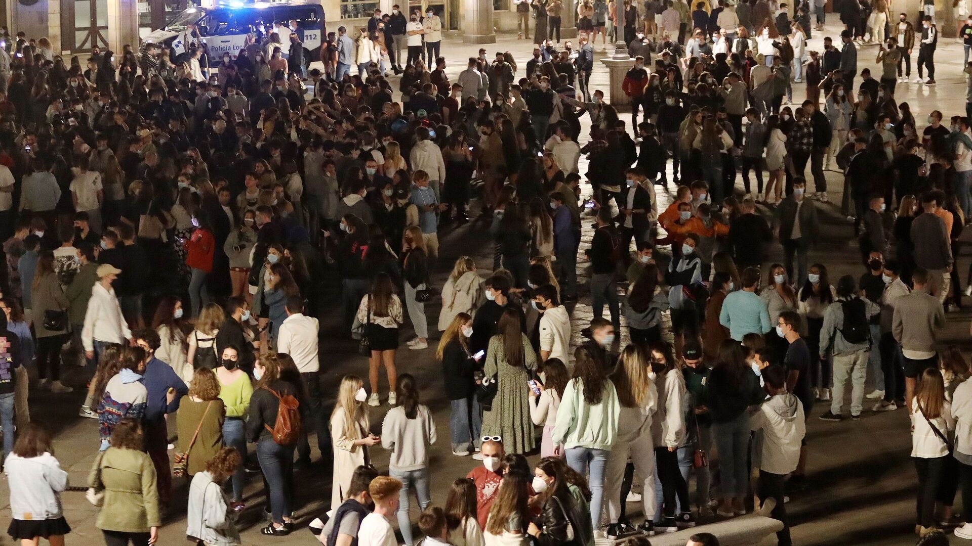 Centenares de j&oacute;venes salen a celebrar el fin del estado de alarma en la Plaza Mayor de Salamanca.