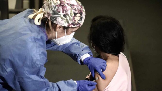 Una mujer recibe una dosis de la vacuna contra la Covid.