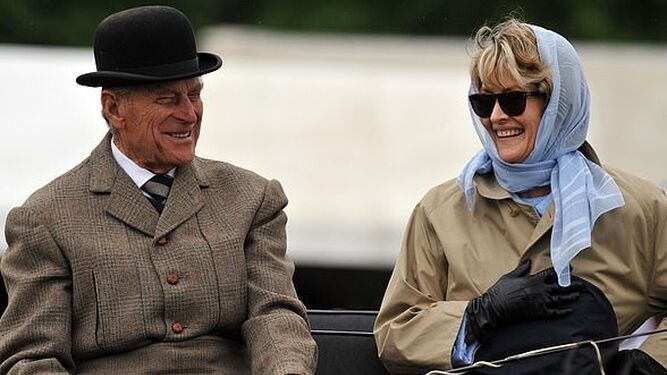 El duque de Edimburgo con su amiga especial, Lady Penny Brabourne.