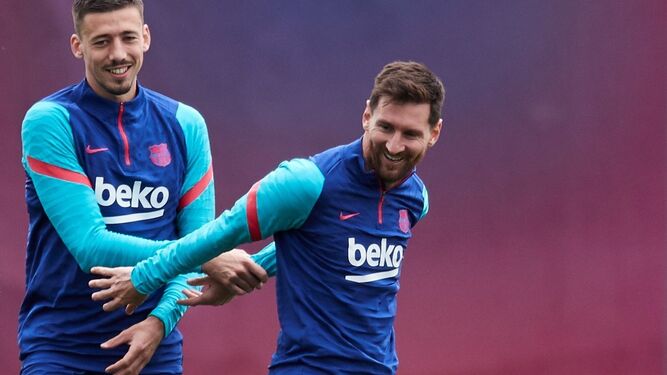 Leo Messi bromea con el defensa central francés Lenglet durante el entrenamiento del Barcelona.