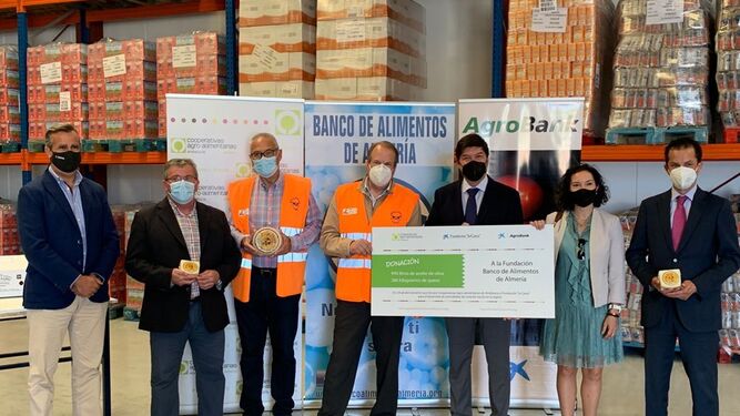 Acto de entrega de la donación por parte de Cooperativas Agro-alimentarias, Fundación “La Caixa” y Caixabank al Banco de Alimentos de Almería.